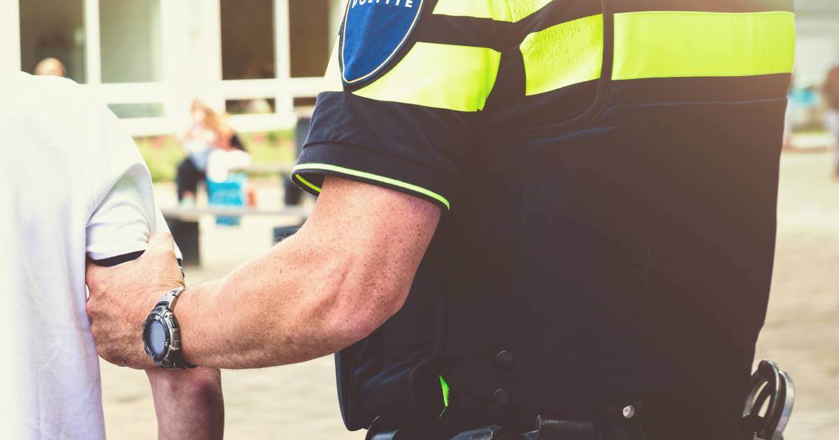 Politie houdt vier illegale gokkers aan in Eindhoven, ook zwaarden aangetroffen in het pand.