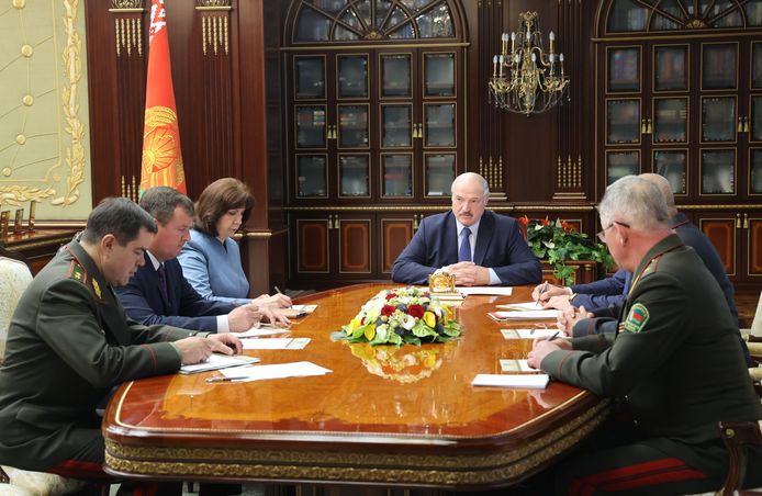 President Alexander Loekasjenko houdt een meeting met zijn veiligheidscel na de arrestatie van de 32 Russen.