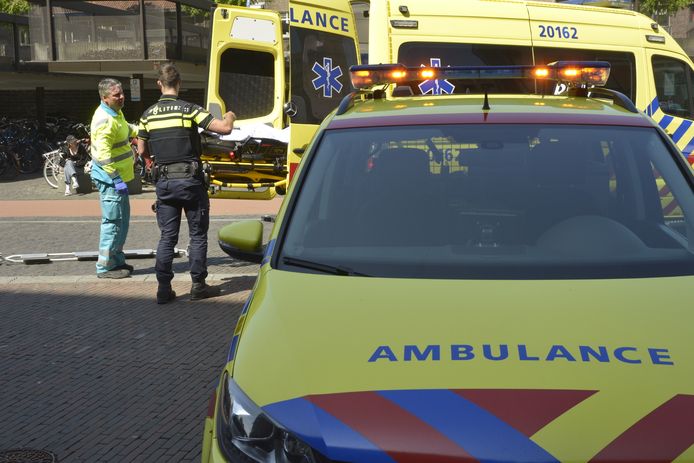 Het slachtoffer is met onbekende verwondingen in een ambulance naar het ziekenhuis gebracht.