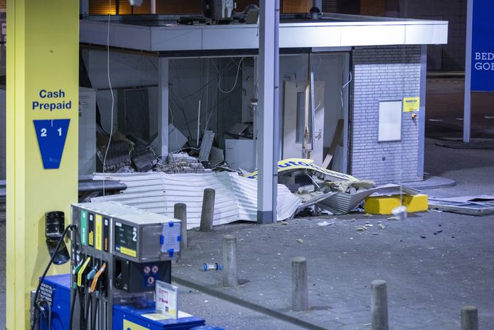 Bij een plofkraak is woensdagochtend veel schade ontstaan. Het gebouw bij het tankstation bij de Makro aan de De Flinesstraat in Duivendrecht was even na 03.30 het doelwit van de plofkraak.