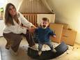 Anne met zoon Dapper op de Wobbel. Op de achtergrond dozen met Hangloose, hangmatten voor in een box.