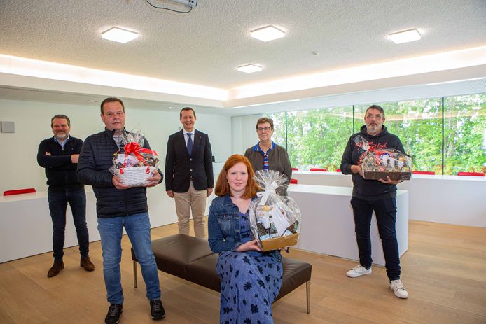 De drie horeca-uitbaters die de manden leveren samen met schepen Tim Herzeel.