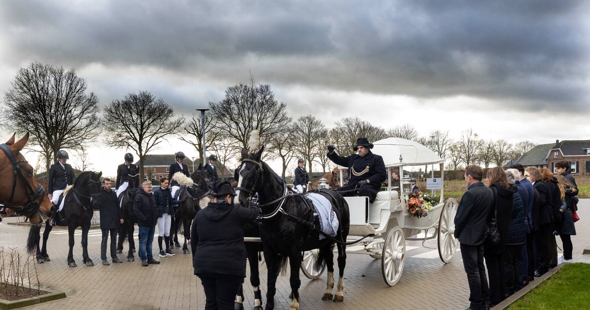Witte koets en indrukwekkende erehaag voor verongelukt paardenmeisje Iris.