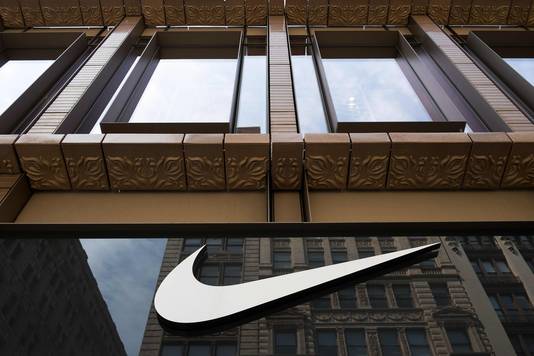 Het logo van Nike op een winkel in New York.