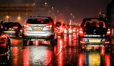 Zeer drukke avondspits door regen en ongelukken