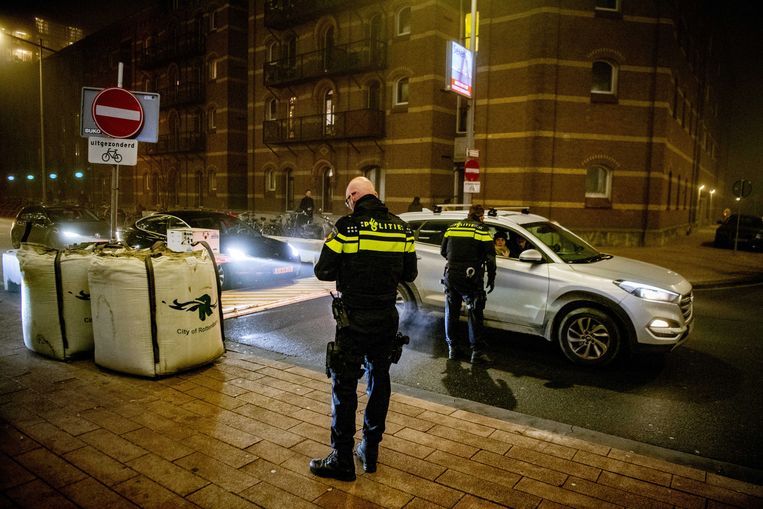 Blokkades en politiecontrole in de omgeving van de Erasmusbrug op oudejaarsavond. Beeld ANP
