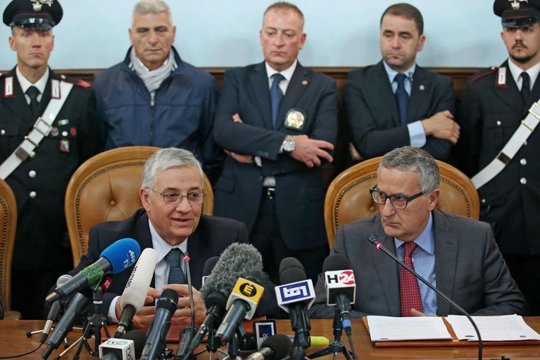 Giuseppe Pignatone (links) spreekt tijdens een persconferentie over het proces tegen de Romeinse maffia in 2015. Beeld EPA