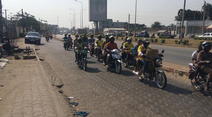 In Cotonou, de economische hoofdstad van Benin, zijn brommers het vervoermiddel bij uitstek. Overal waar je kijkt, zie je mensen op een brommer zitten. Soms alleen, soms met wel vier of vijf mensen tegelijk. En dan hebben ze vaak nog een lading mee, zoals kippen of buizen. Een gek tafereel waar je naar blijft kijken.