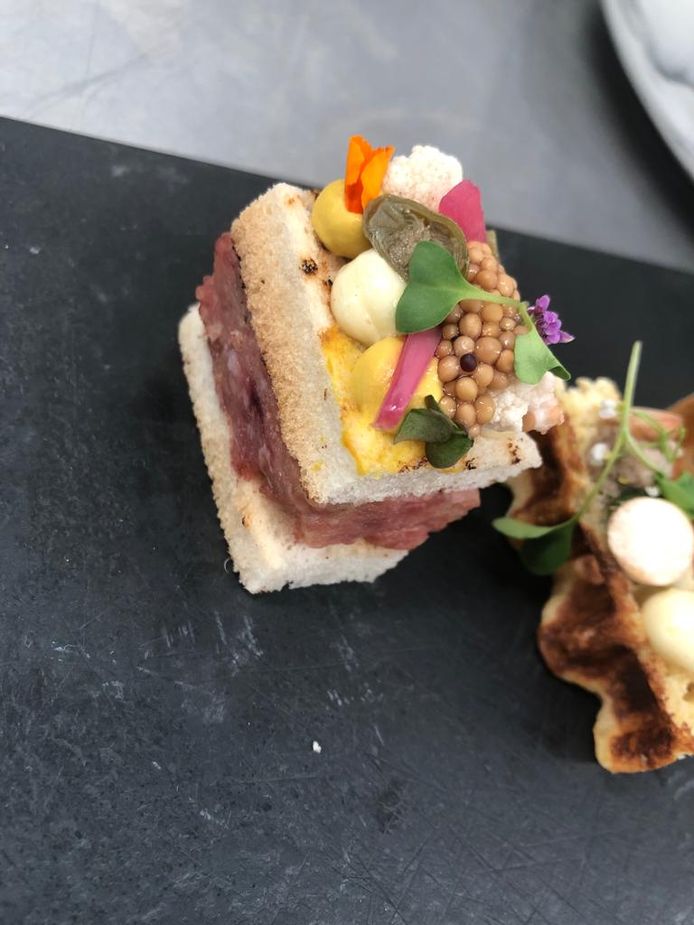 An elegant sandwich with minced meat and pickled vegetables: one of the snacks on the royal menu of the House of Housenutreit and Robin Revel.