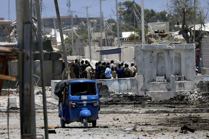 Zeker vier mensen zijn om het leven gekomen bij een bomaanslag op een overheidsgebouw in de Somalische hoofdstad Mogadishu. Een autobom ontplofte bij het ministerie van Arbeid. Daarna drongen de aanvallers het gebouw binnen.