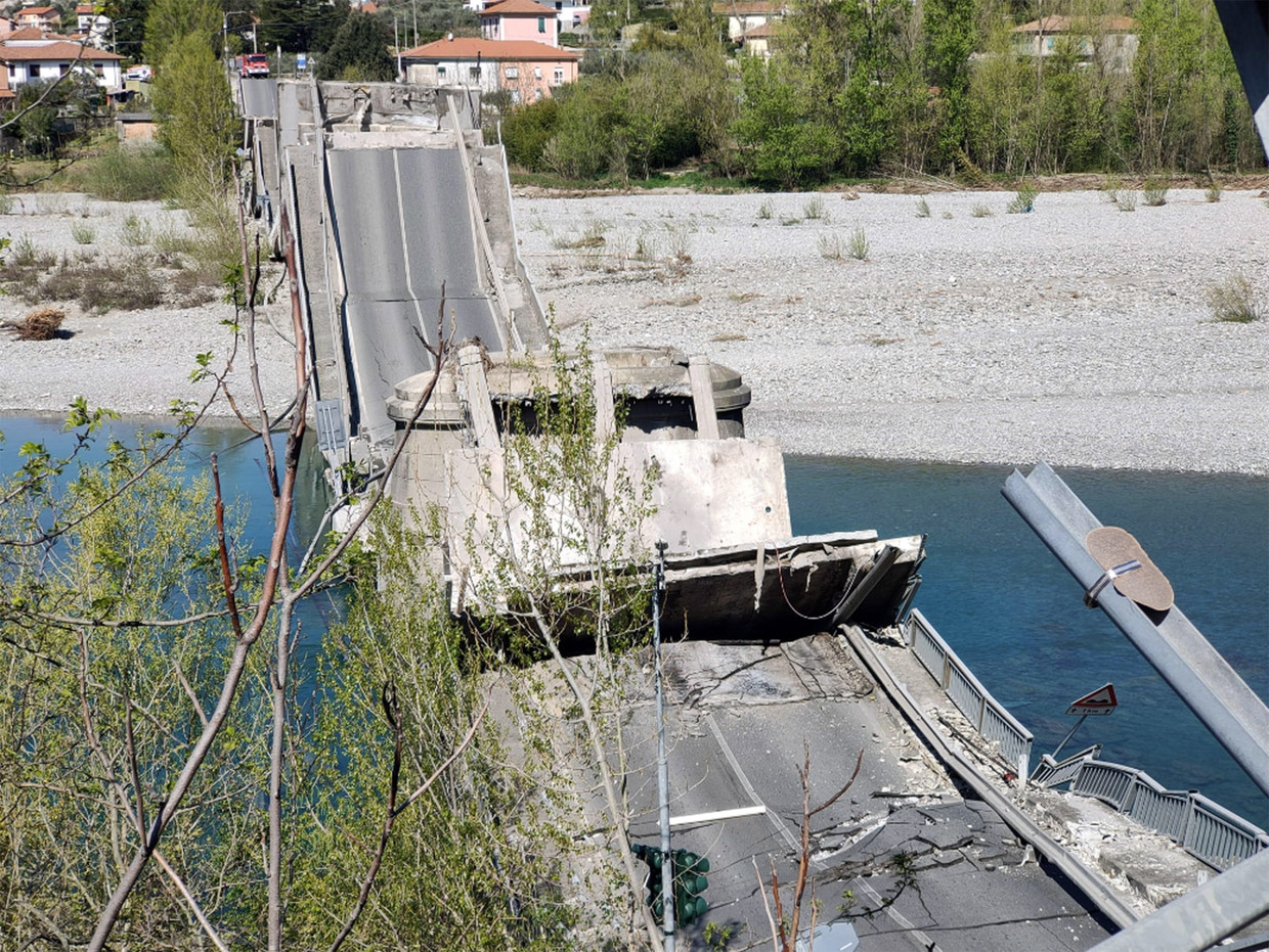 Brug ingestort in Italië Trouw