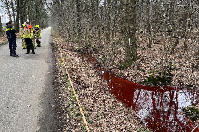 In een sloot langs de Nieuwe Maastrichtsebaan bij Gilze is een felrode vloeistof gedumpt. Mogelijk gaat het om drugsafval.