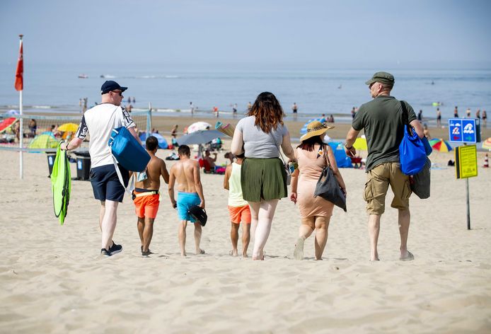 Badgasten op het strand.