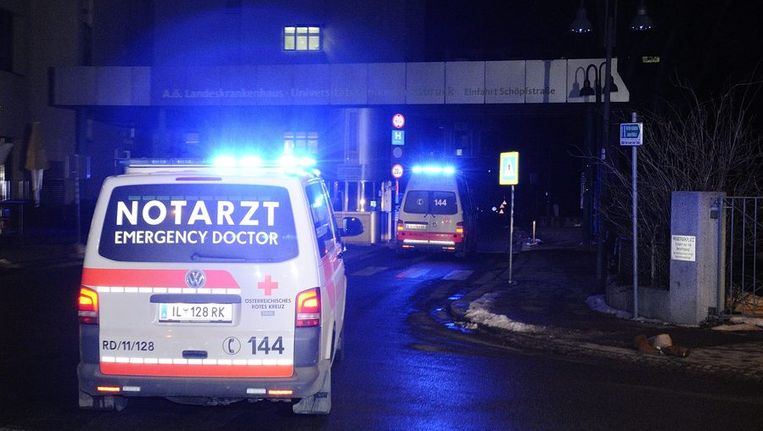 Een ambulance arriveert bij het ziekenhuis waar prins Johan Friso wordt behandeld. © ANP Beeld 