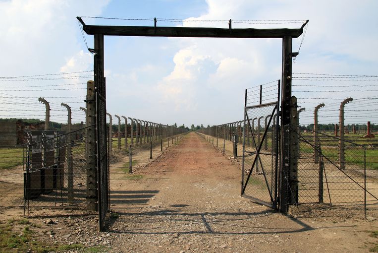 Birkenau III, het grootste subkamp. ‘De barakken waren zo kil en tochtig dat de dwangarbeiders gekleurde dekens droegen om zich te verwarmen. We noemden ze de Mexicanen.’ Beeld Alamy