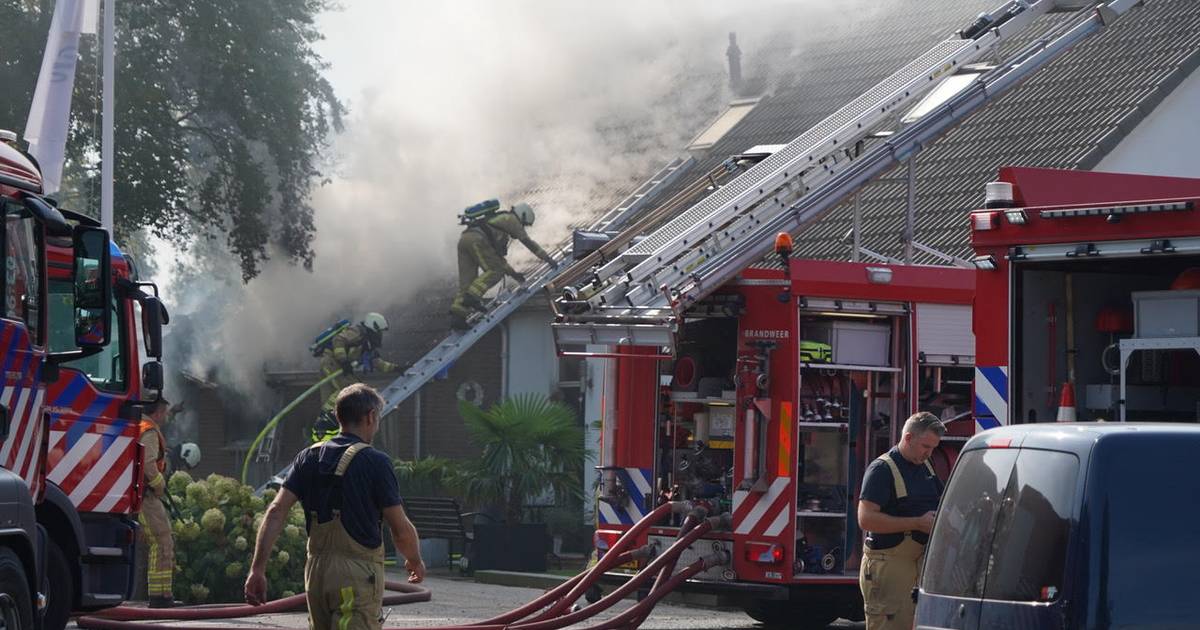 Achterste deel huis verloren gegaan bij grote brand op Bloemberg in Veeningen