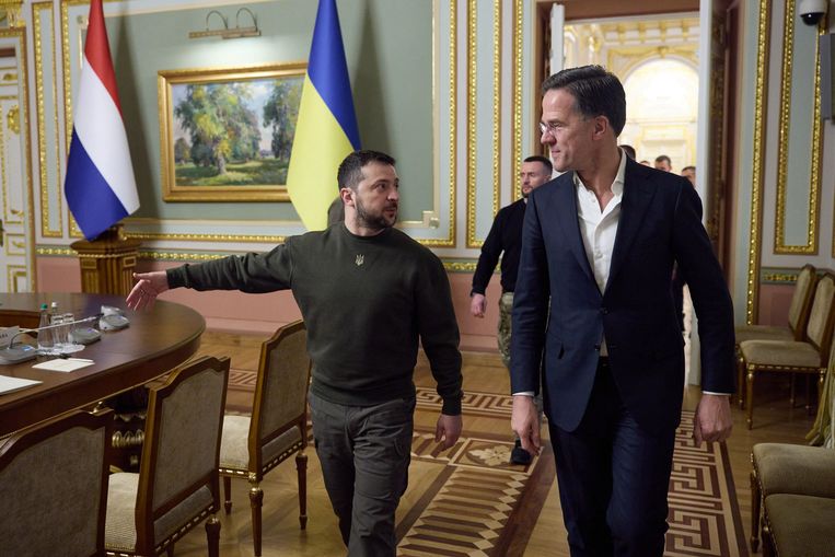 De Oekraïense president Volodymyr Zelensky ontving vrijdag premier Mark Rutte in Kiev. Beeld AFP