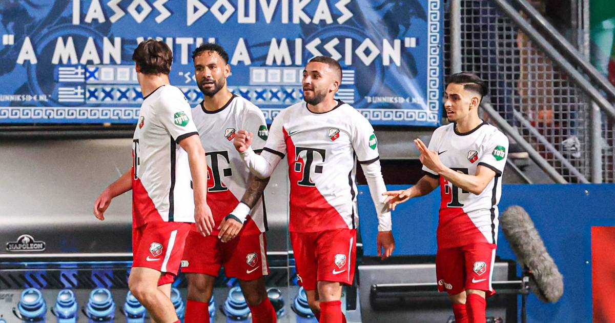 look.  Dutch teams Utrecht and RKC make a statement: players keep their legs in protest against the Football Association and the ‘trophy throwers’ |  foreign football