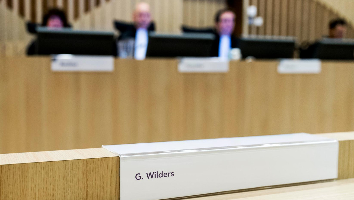 Rechters Elianne van Rens, Hendrik Steenhuis en Sijbrand Krans in de rechtbank op Schiphol in de zaak rond de minder Marokkanen-uitspraken van de PVV-leider. Wilders maakt gebruik van zijn recht op het laatste woord in het proces. Beeld ANP