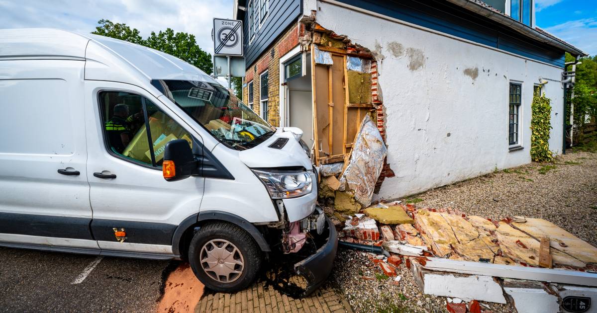 Bestelwagen klapt op gevel van woonhuis in Aarlanderveen; bestuurder aangehouden