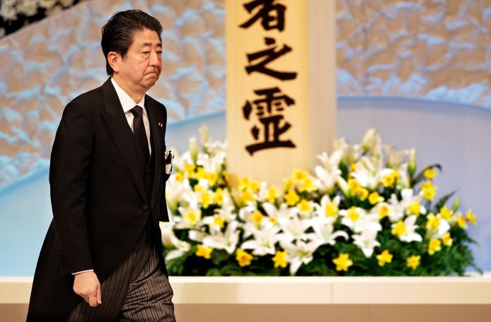 De Japanse premier Shinzo Abe bij een herdenking voor de slachtoffers van Fukushima