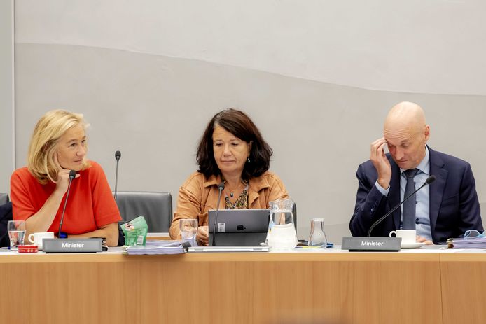 Minister Micky Adriaansens (l) van Economische Zaken, minister Ernst Kuipers (r) van Volksgezondheid, Welzijn en Sport.
