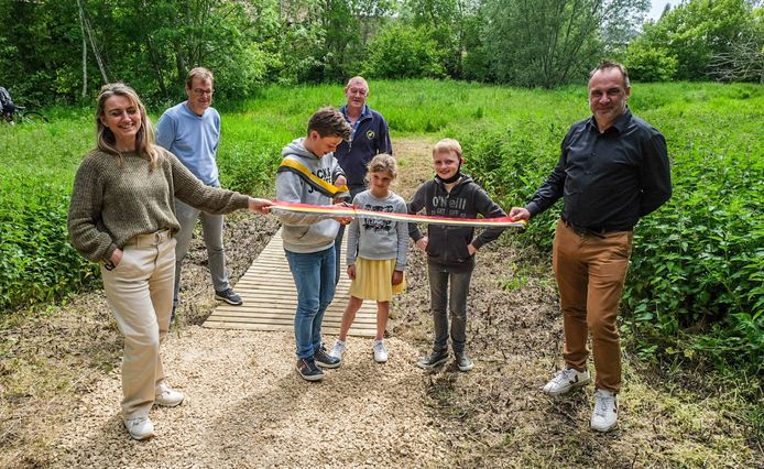 Burgemeester Francis Benoit en schepen Messelier knipten vandaag het lintje door aan de extra toegangsweg, samen met vertegenwoordigers van de hondenclub, en de bevoegde kinderschepen.