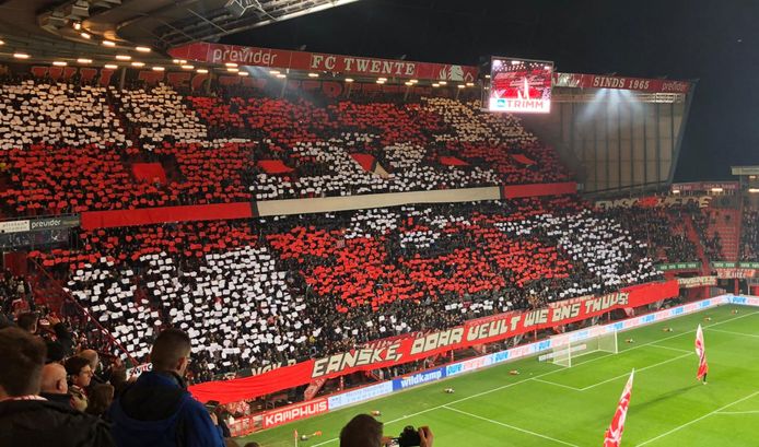 Het stadswapen tijdens de derby tussen FC Twente en Heracles.
