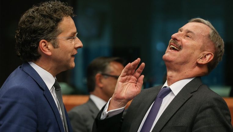 Eurogroup-voorzitter Jeroen Dijsselbloem (L) gisteren in een onderonsje met waarnemend Europees Commissaris economische en monetaire zaken Siim Kallas. Beeld epa