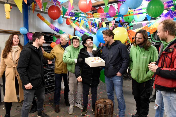 Cheapassbikes is versierd en er is taart om de terugkeer van Martin Karpetian (midden met feestelijke hoge hoed) te vieren