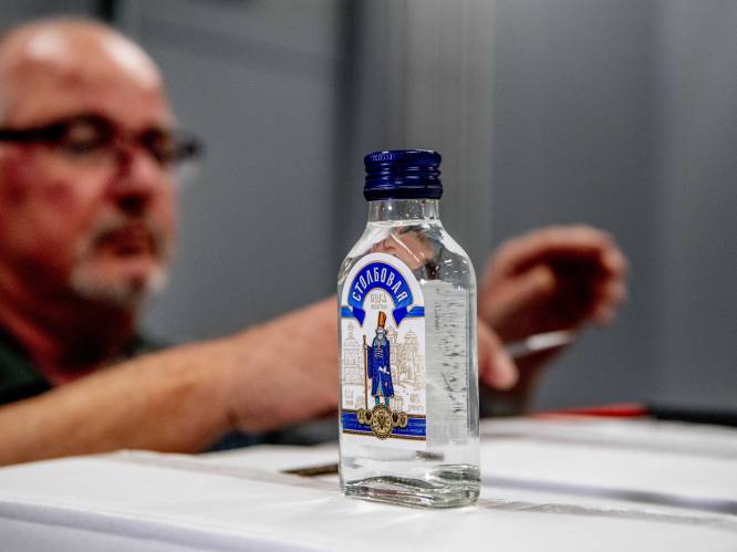 Nederlandse douane is Kim Jong-Un te slim af: dictator verstopt 90.000 flessen vodka onder vliegtuig