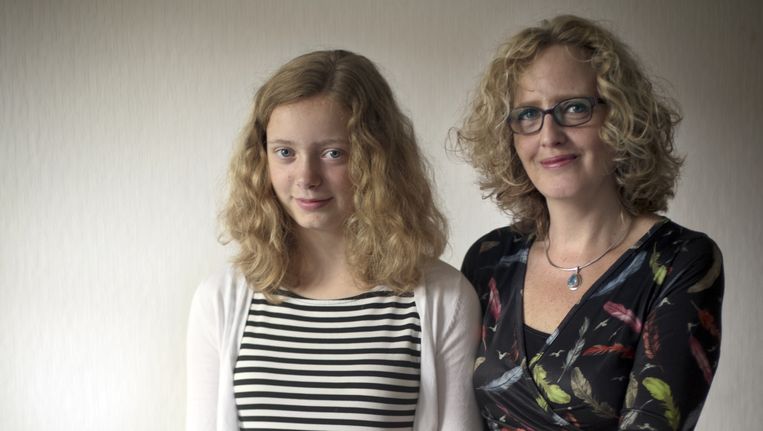 Moeder Marianne en dochter Rozemarijn over de ­ingrijpende gevolgen van een aanrijding. Beeld Joost van den Broek