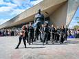 De onthulling van het beeld Moments Contained door Rotterdamse dansers.