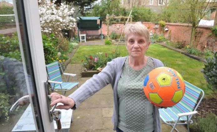 Een boze Britse oma weigert ballen die in haar tuin terechtkomen, terug te geven.