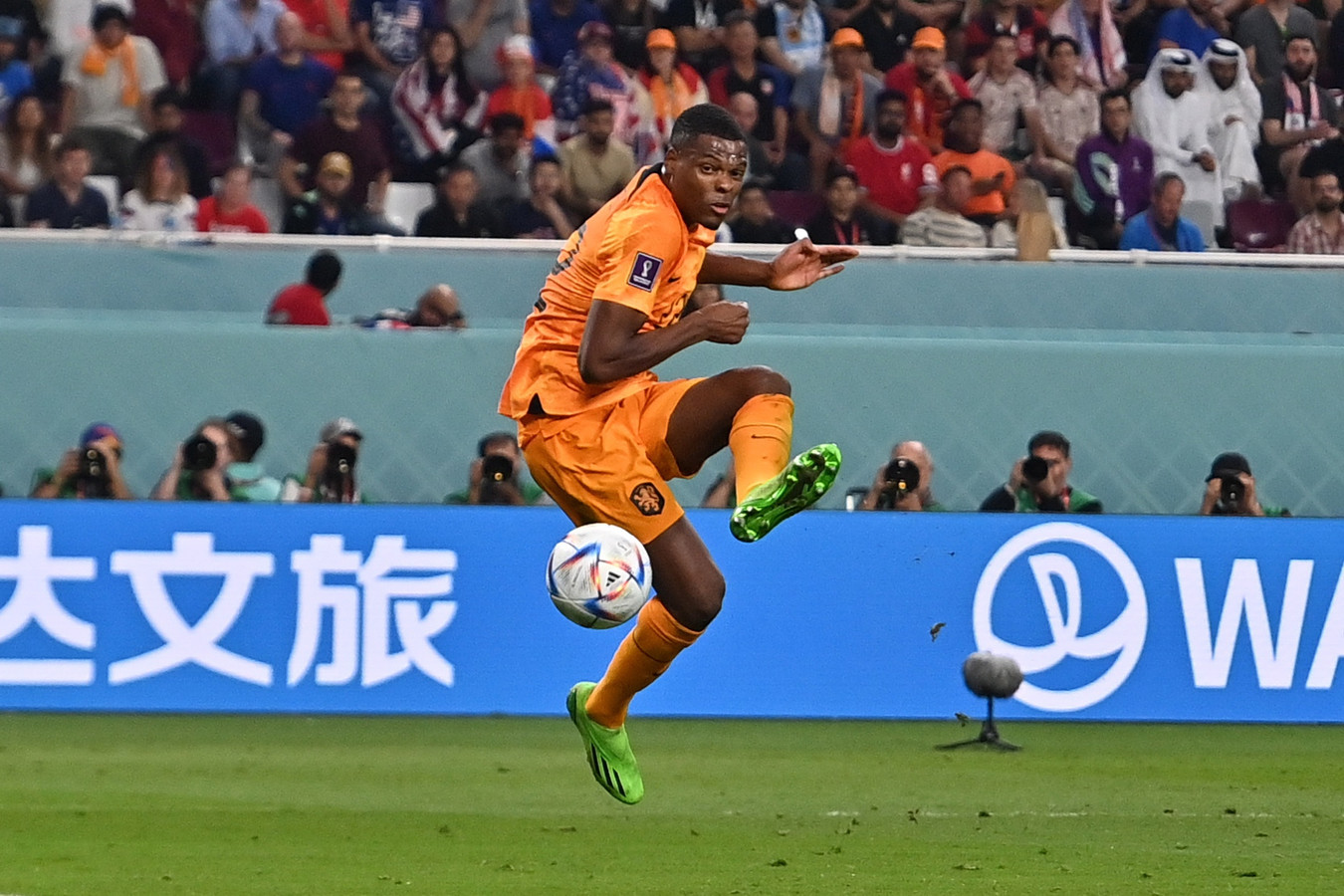 Internationale media bewieroken ‘Super Denzel Dumfries’ ‘Dit was een 5
