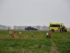 Auto belandt op de kop langs snelweg bij Lelystad, bestuurster naar ziekenhuis