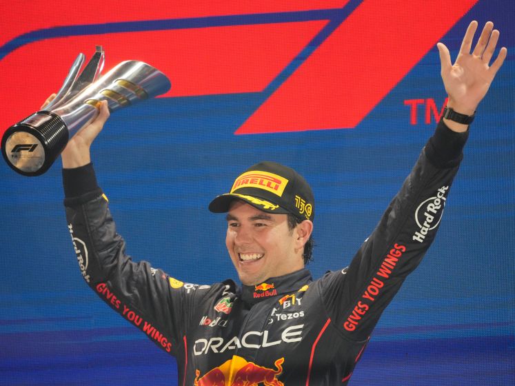 Winst voor Pérez en pech voor Verstappen: bekijk de samenvatting van de GP van Singapore