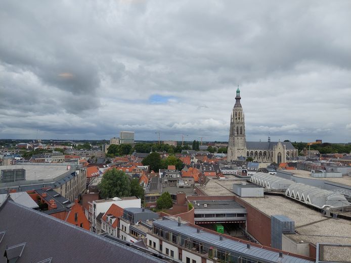 Zicht op de Grote Kerk en binnenstad van Breda.