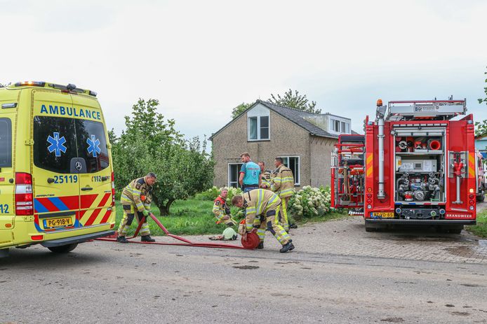 De keuken van een woning aan de Blokzijlerdwarsweg in het buitengebied van Marknesse is zo goed als uitgebrand.