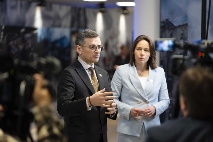 Minister van Buitenlandse Zaken Hanke Bruins Slot met haar Oekraïense collega Dmytro Kuleba.