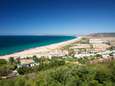 Spaanse kustgemeente besproeit strand met bleekmiddel: “Ecologische schade niet te overzien”
