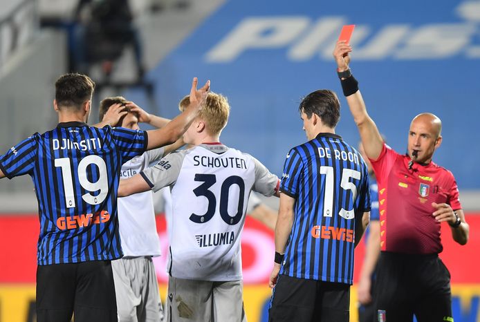 Bologna-middenvelder Jerdy Schouten ontvangt rood tegen Atalanta.