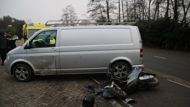 Scooterrijdster gewond door botsing met busje in Wekerom