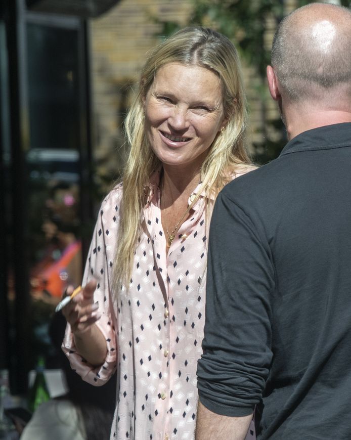 Почти неузнаваемую 49-летнюю Кейт Мосс заметили курящей возле ресторана в Лондоне.
