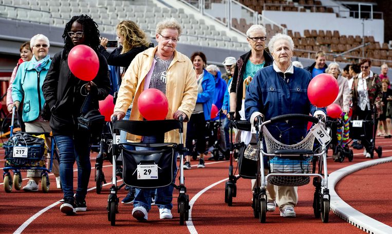Sportieve senioren nemen deel aan de rollatorloop in het Oympisch Stadion.  Beeld ANP