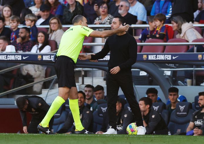 Lahoz met Xavi, de coach van FC Barcelona.