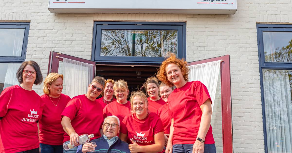 Café Noordhoek heropend door tientallen eigenaren; ‘Hier Jos, een biertje van de eerste winstuitkeri