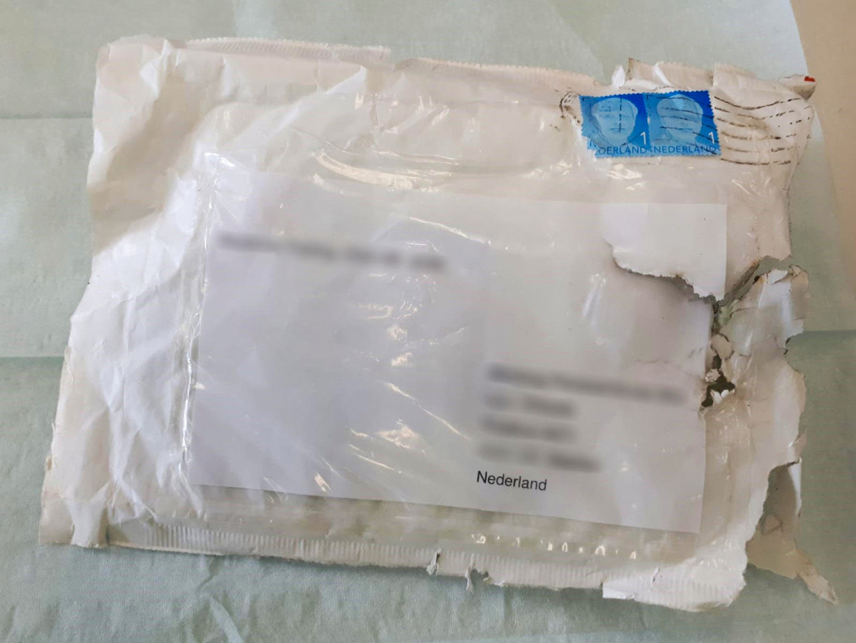Ter waarschuwing is een foto van de nieuwste bombrief verspreid. Beeld Politie