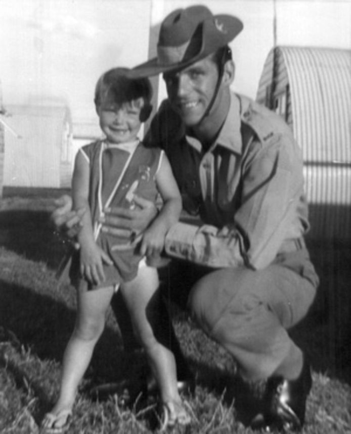 Cheryl Grimmer met haar vader, die voor het Australische leger werkte.