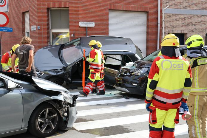 Het spectaculaire ongeval gebeurde op de Van Langenhovestraat.